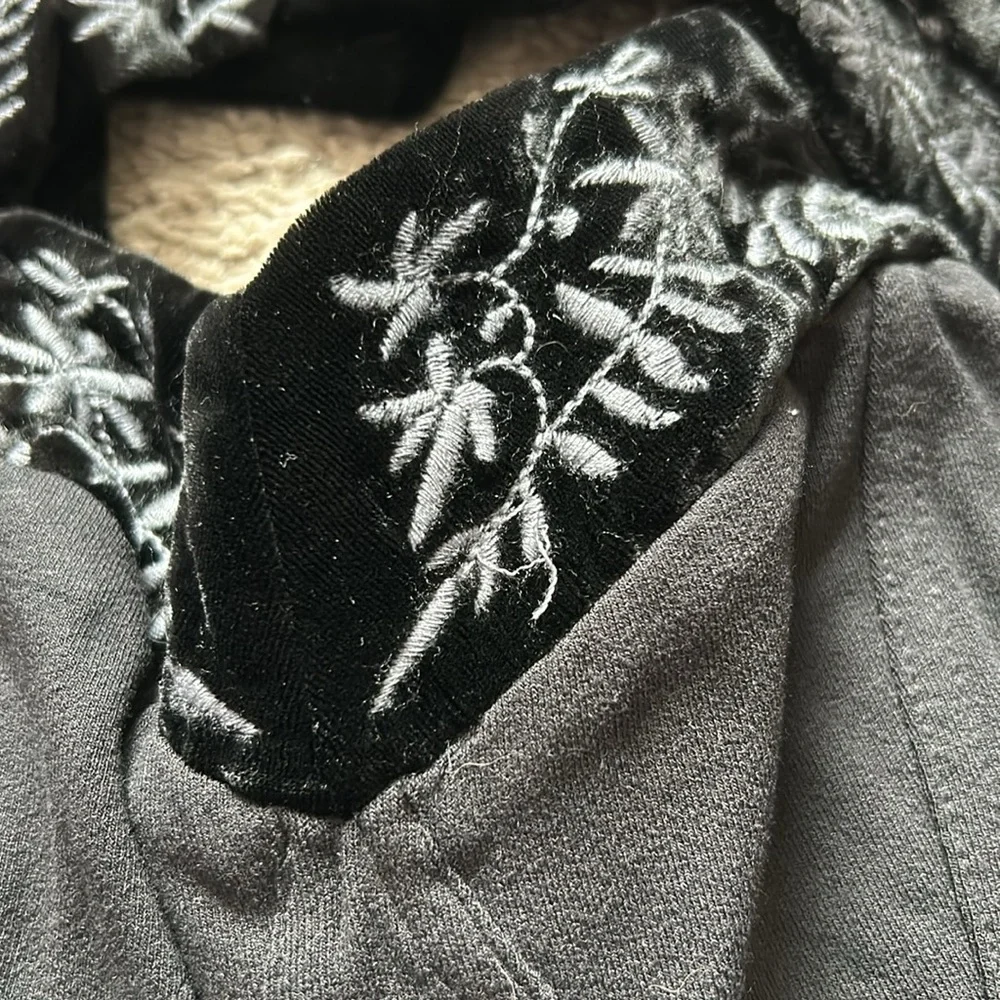 Black corset like top with velvet embroidered straps - Picture 9 of 9